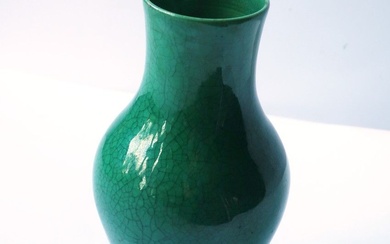 Vase en porcelaine dans le style de l'époque Qing, en vert pomme, hauteur env.16cm, 19ème...