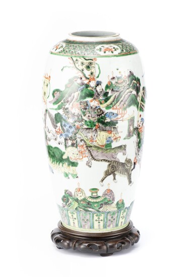 Vase en porcelaine de Chine à décor en famille verte