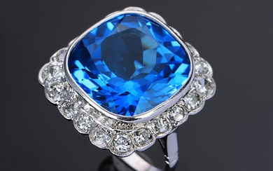 Vintage topaz and diamond cocktail ring of 18 kt. white gold, total approx. 14.84 ct