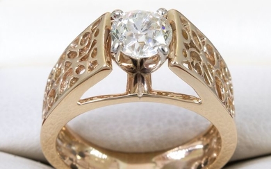 14 kt. Gold - Diamond ring with 0.89 carat solitaire brilliant.