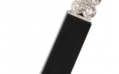 14K. White gold brooch set with approx. 0.04 ct. diamond and onyx.