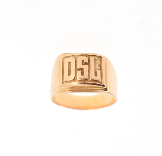 18 K (750 °/°°) yellow gold signet ring with DSL numerals.