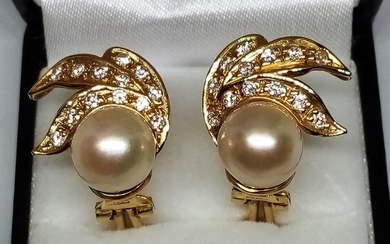 18 kt. Akoya pearls, Yellow gold, 9.8 mm - Earrings - Diamonds