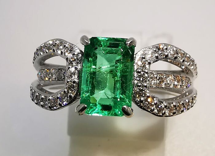 18 kt. White gold - Ring - 1.20 ct Emerald - Diamonds