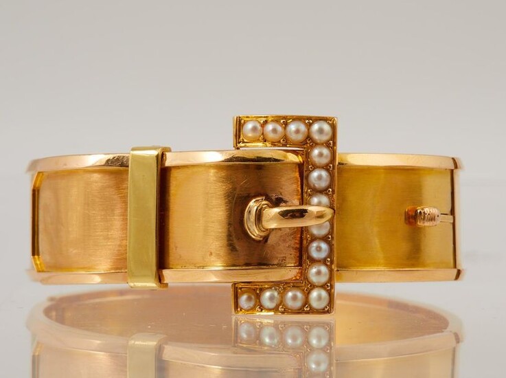 297-An articulated bracelet in yellow gold, the simulated buckle adorned with fine half-pearls.