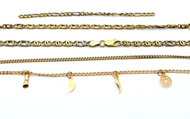 4 bracelets dont 1 avec breloques attachées et morceau de chaîne en or jaune 18...