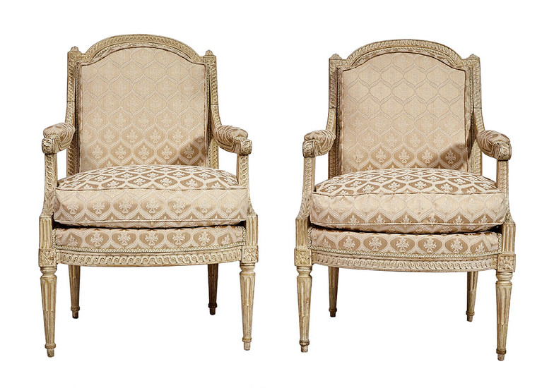 497-Belle paire de fauteuils en hêtre sculpté…