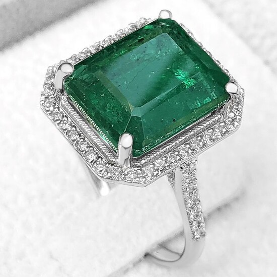 8.46 Carat Natural Emerald And 0.50 Ct Diamonds - 18 kt. Yellow gold - Ring - NO RESERVE