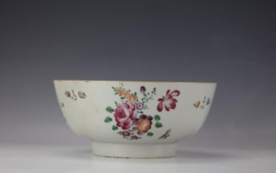 A Chinese Export of Floral Famile Rose Bowl of Qing