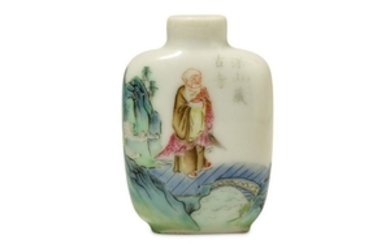 A CHINESE FAMILLE ROSE 'LOHAN' SNUFF BOTTLE.