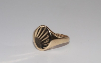9ct Gold Oval Signet Ring Metal: Yellow Gold Stamp:...