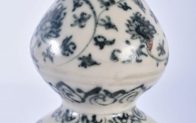 A 16TH/17TH CENTURY CHINESE VIETNAMESE ANAMESE BLUE AND WHITE PORCELAIN GOURD VASE King. 12 cm high.