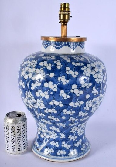 A 17TH/18TH CENTURY CHINESE BLUE AND WHITE PORCELAIN