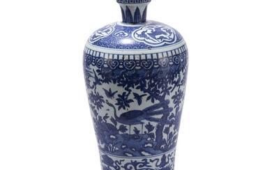 A CHINESE BLUE AND WHITE PORCELAIN VASE MEIPING