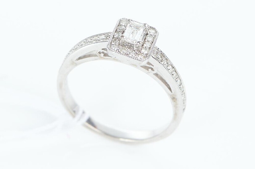 A DIAMOND RING IN 9CT WHITE GOLD, THE DIAMONDS TOTALLING APPROXIMATELY 0.50CT, SIZE P, 3.6GMS