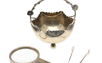 A GEORGE V SILVER MOUNTED GLASS MAGNIFIER.