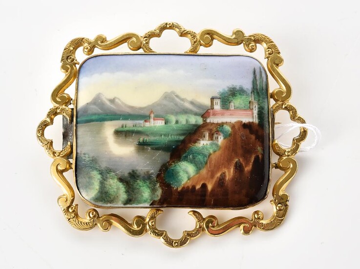 A HAND PAINTED PORCELAIN BROOCH DEPICTING AN EUROPEAN LANDSCAPE, TO A PINCHBECK FRAME, 65x55MM