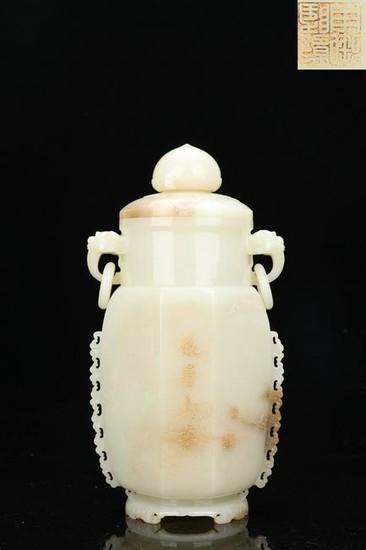 A HETIAN JADE VASE CARVED WITH PATTERN