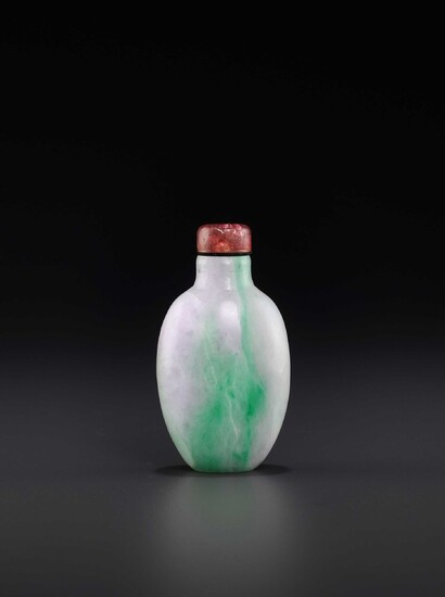 A LAVENDER AND EMERALD-GREEN JADEITE SNUFF BOTTLE, QING DYNASTY 清代飄紫翡翠鼻烟壺