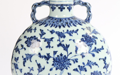 A MING-STYLE BLUE AND WHITE MOONFLASK QING DYNASTY, 18TH CENTURY.