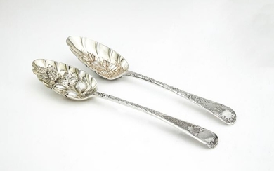 A Pair of George III Fruit Spoons - Silver - Solomon Hougham and Christopher & Thomas Wilkes Barker - England - 1800 and 1808