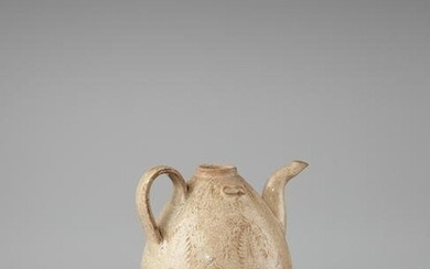 A STRAW-GLAZED AND INCISED 'TEA LEAVES' EWER, SONG