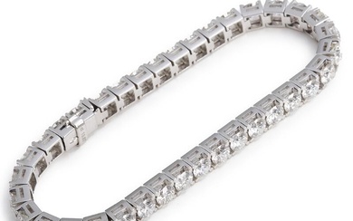 A diamond bracelet set with numerous brilliant-cut diamonds weighing a total of app. 13.67 ct., mounted in 18k white gold. Colour: Top Wesselton-Top Crystal (G-I). Clarity: VS. L. app. 18 cm.