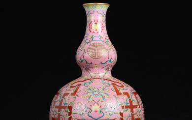 A porcelain vase, probably 20th century, China.