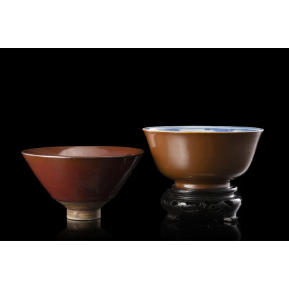 A red glaze bowl and a brown glaze bowl, one with wood stand China, 19th century (d. max 12 cm.)