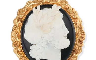 AN ANTIQUE BANDED AGATE CAMEO BROOCH in yellow gol ...