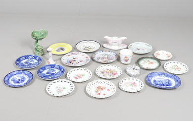 ASSORTED 19TH CENTURY AND LATER PORCELAIN AND POTTERY.