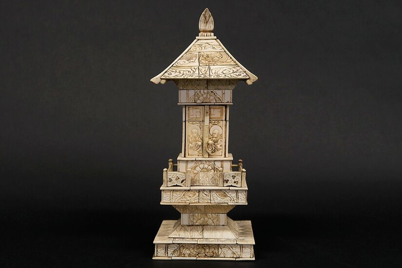 Antieke Chinese pagode in ivoor met centraal de voorstelling van Boeddha achter twee deurtjes -...