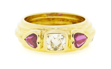 Bague or 750 godronné sertie d'un diamant taille old mine cut teinté jaune épaulé de rubis taille cœur