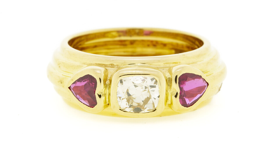Bague or 750 godronné sertie d'un diamant taille old mine cut teinté jaune épaulé de rubis taille cœur