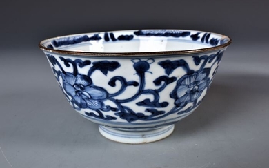 Bowl (1) - Blue and white - Porcelain - Flowers - China - Kangxi (1662-1722)