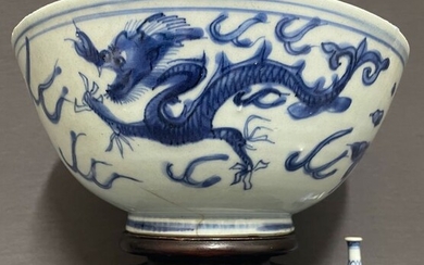 Bowl - Blue and white - Porcelain - Dragon and Phoenix (Fenghuang) chasing the flaming pearl - Fish leaping from wild sea - China - Ming dynasty, Jiajing to Wanli period (1570-1620)