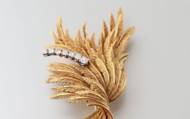 Brooch in 750 thousandths yellow gold, formed of chased feathers, one of it in white gold is set with seven brilliants, French work circa 1970, 17.5 g.