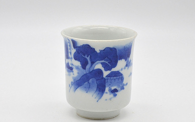 CHINESE PORCELAIN MUG, LANDSCAPE PATTERN, FROM CHINA 20TH CENTURY, IN BLUE AND WHITE.