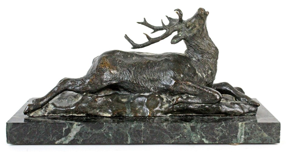 Cervo, scultura in bronzo brunito, firma illegibile, cm h 14x30x9, base in marmo