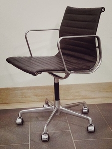 Charles Eames, Ray Eames - ICF - leather chair - ea108