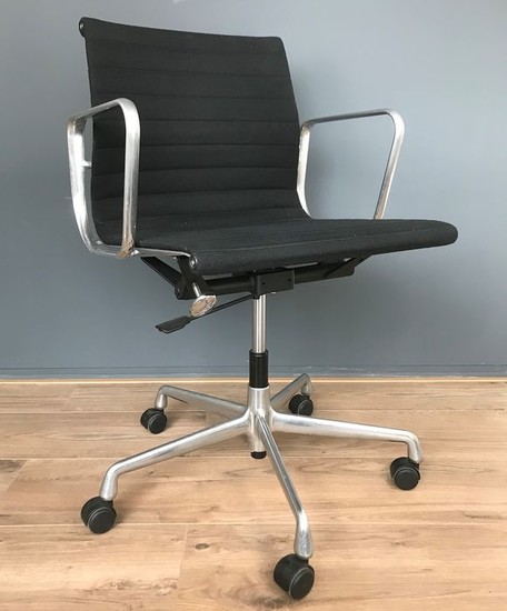 Charles Eames - Vitra - Office chair - Ea 117 Aluminium