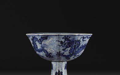 China - Bowl on foot in blue-white porcelain decorated with...