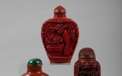 Chine, XXe siècle Lot comprenant deux flacons tabatières en laque de cinabre, à décor de...