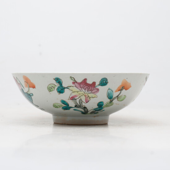 Chinese porcelain bowl, 20th Century.
