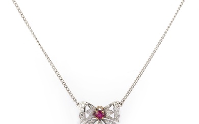 Collier pendentif en rubis et diamants, conçu comme un papillon, serti d'un rubis taillé en...
