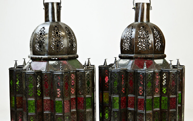 Coppia di lanterne marocchine in metallo traforato e vetro policromo a sezione ottagonale con sommità a cupola e gancio. (h…
