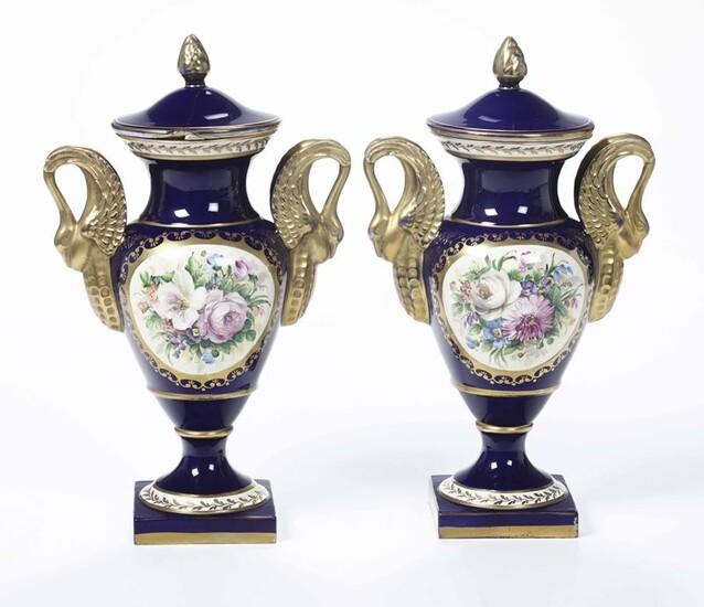 Coppia di vasi con coperchi XX secolo