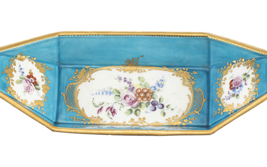 Coupe navette en porcelaine probablement anglaise, fin XVIIIe. Décor polychrome et or de fleurs sur fond bleu céleste, long. 30,5 cm