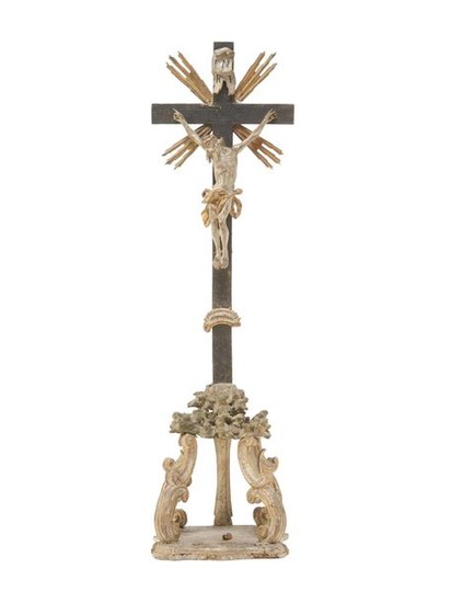 Crucifix en bois sculpté et polychromé. La...