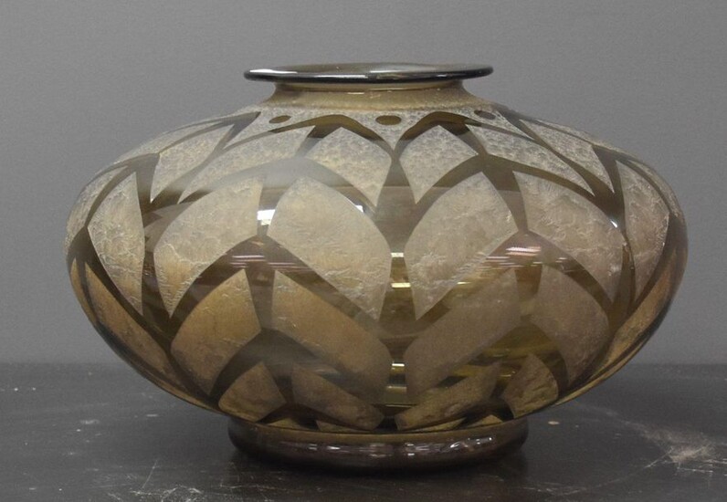 Daum vase with geometrical acid-etched decoration. Ø 25 cm .